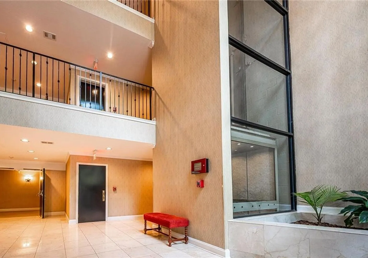 Charming 2BR Condo in Atlanta — Photo 2