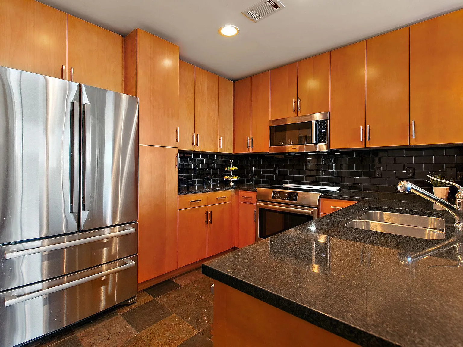 2 bed, 2.0 bath, 1225 sqft, $4,600 — Photo 4