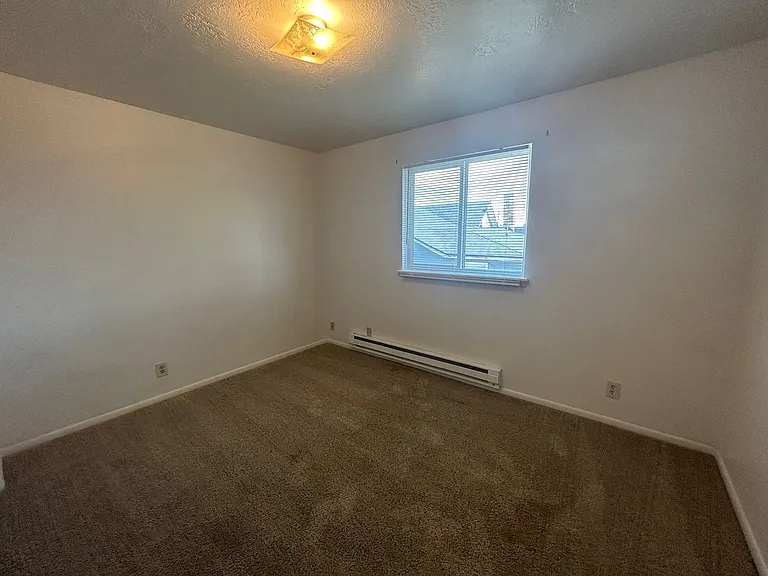 Main 819 S — Photo 16