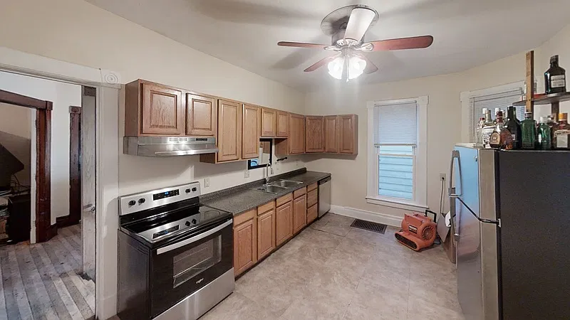 6 bed, 2.0 bath, 2200 sqft, $6,850 — Photo 2