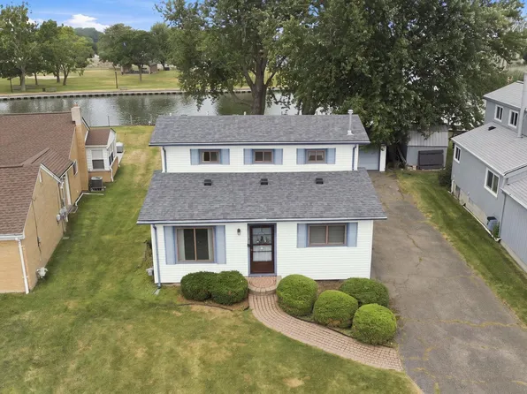 38127 Huron Pointe Dr, Harrison Township, MI 48045