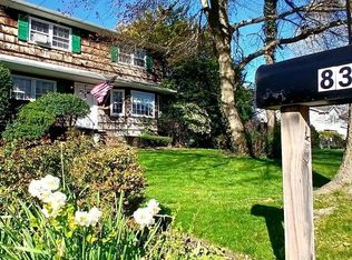 83 Stuyvesant Rd, Oakdale, NY 11769