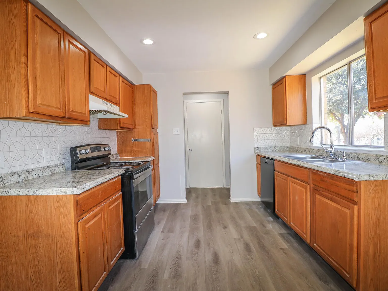 3 bed, 1631 sqft, $2,100 — Photo 3
