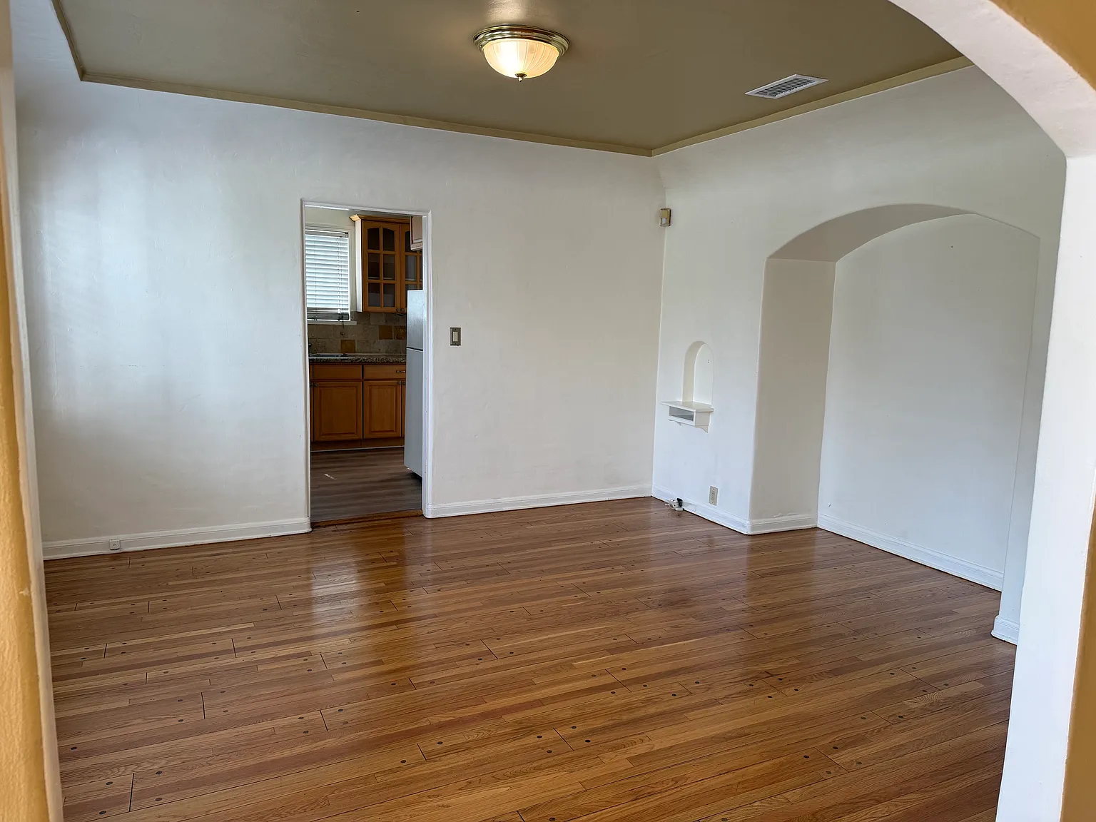 4 bed, 1924 sqft, $3,985 — Photo 4
