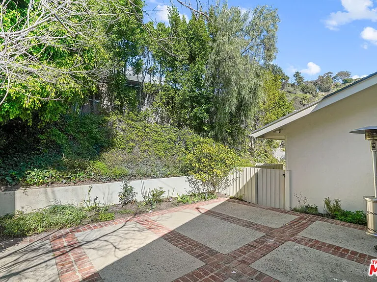 1919 San Ysidro Dr — Photo 17