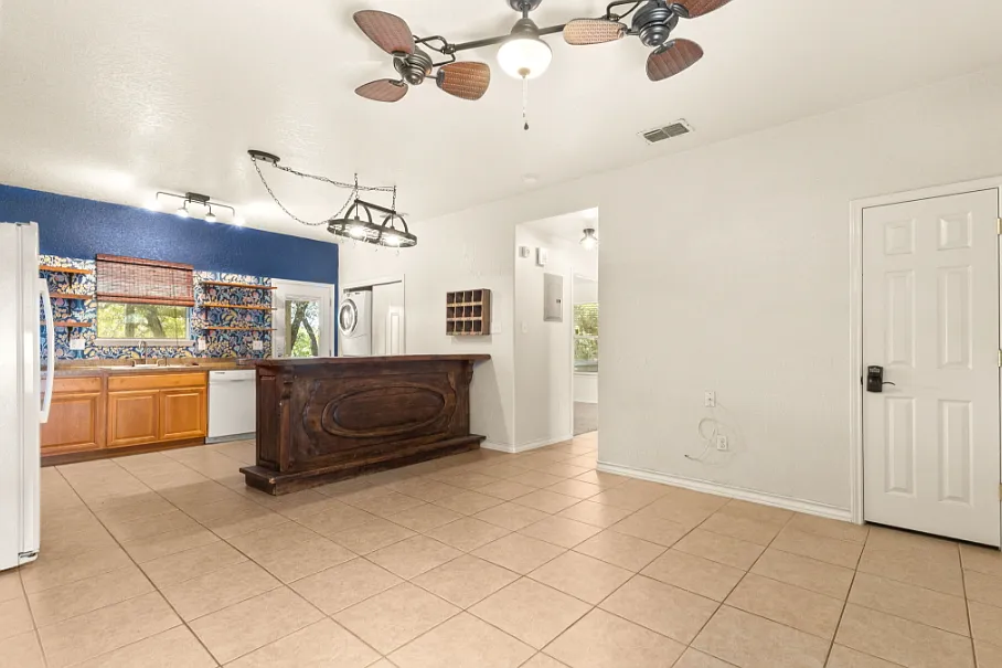 Charming 2-Bed Canyon Lake Duplex with Private Balcony, Fenced Yard & Modern Comforts — Photo 4