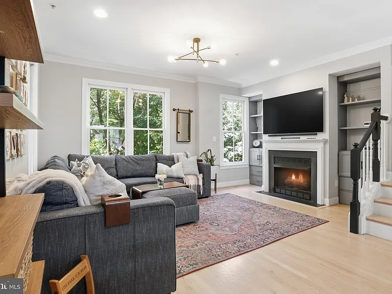 301 S Henry St — Photo 15