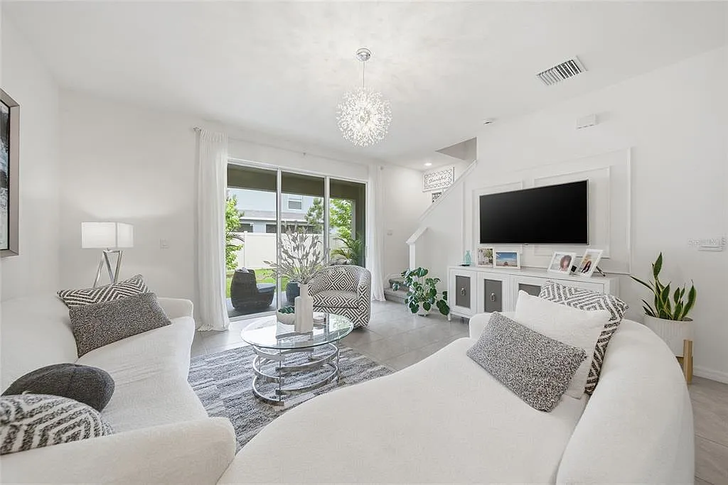 3 bed, 2.5 bath, 1673 sqft, $2,600 — Photo 3