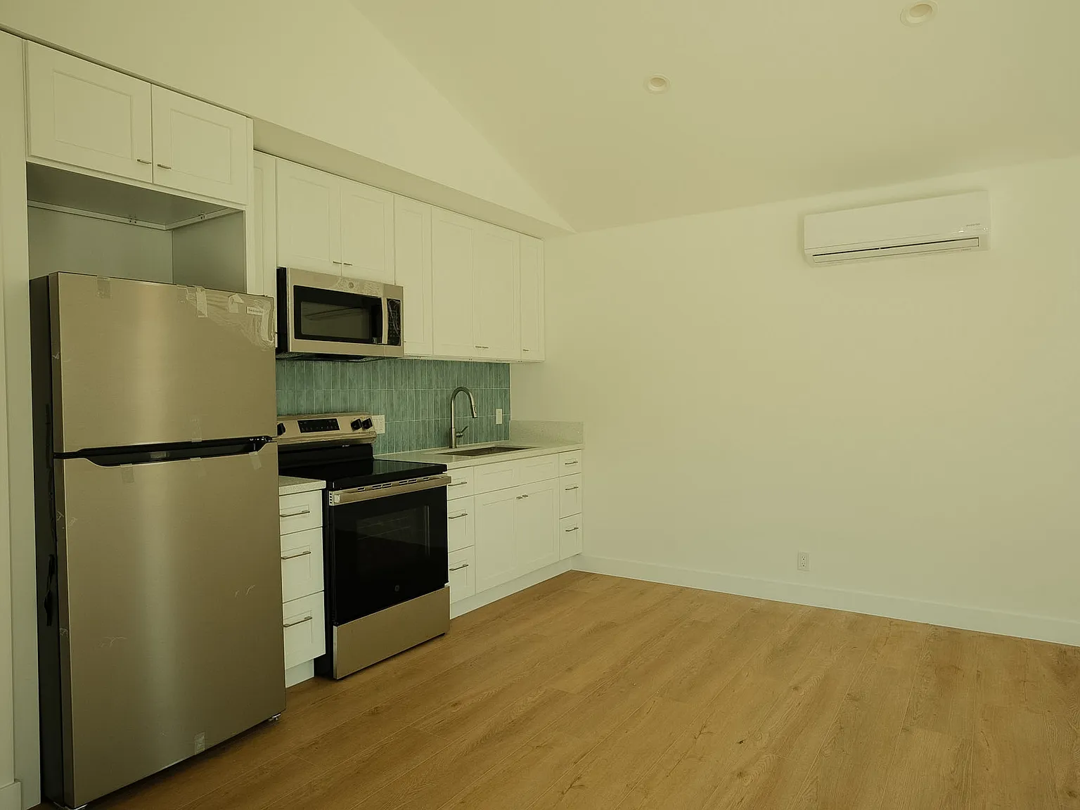 1 bed, 500 sqft, $2,100 — Photo 2