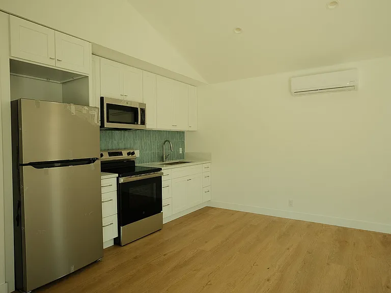4313 1/2 Kenwood Ave — Photo 2