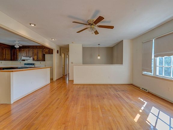 5th image of 240 Camelia Dr