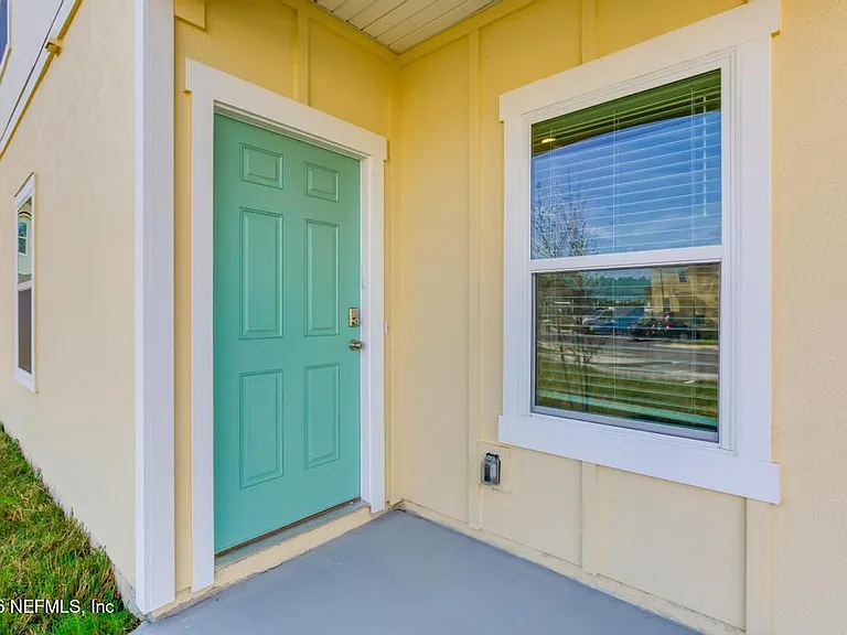 21 Temple Dr — Photo 3