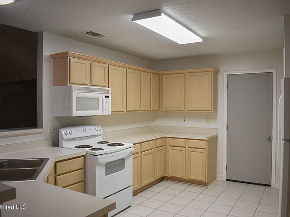 4th image of 10444 Steeplechase Dr