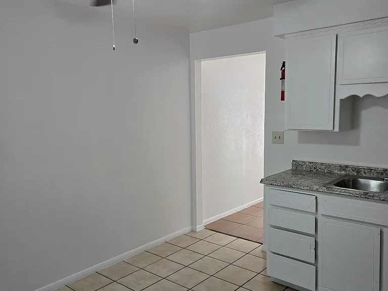 1614 E Clover #B — Photo 7