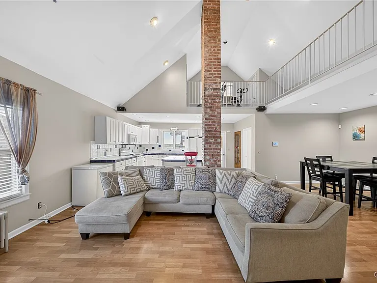 2340 Court St — Photo 14