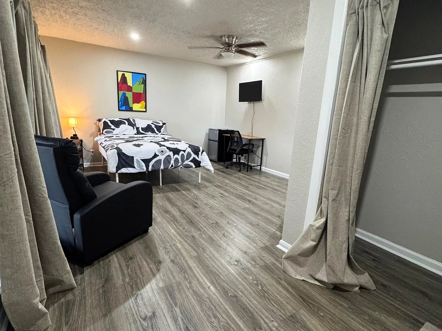 4 bed, 4.0 bath, 3500 sqft, $845 — Photo 1