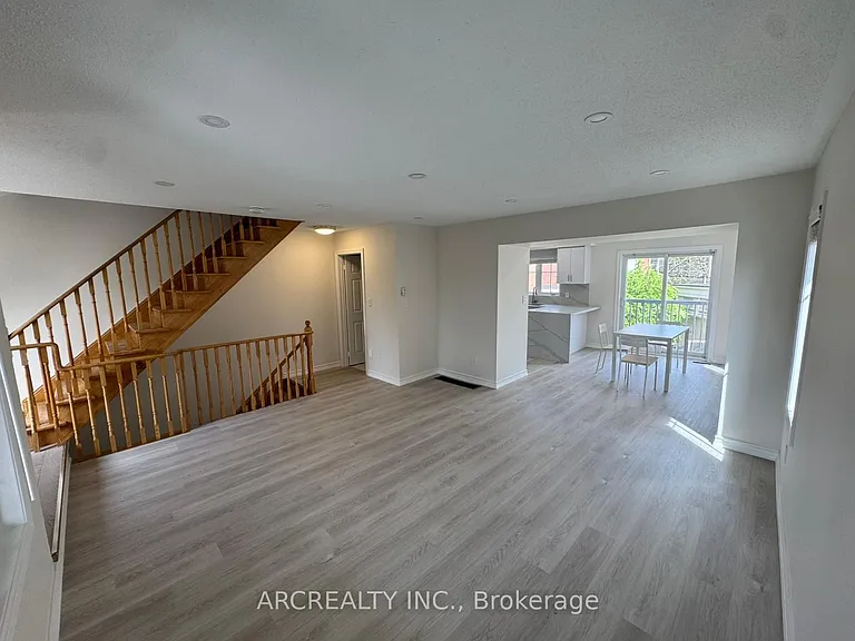 365 Murray Ross Pkwy #8 — Photo 2
