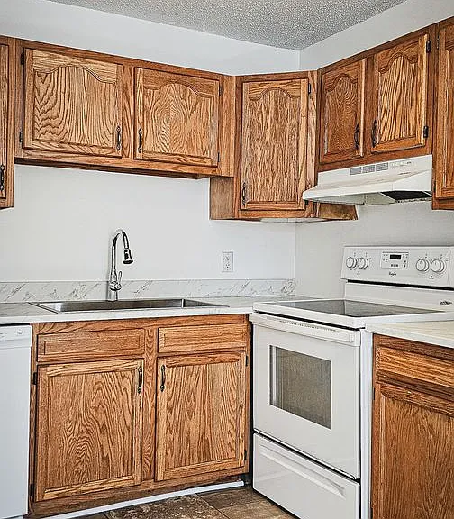 Beautifully updated 4 Bedroom/2 Bathroom downstairs apartment — Photo 26