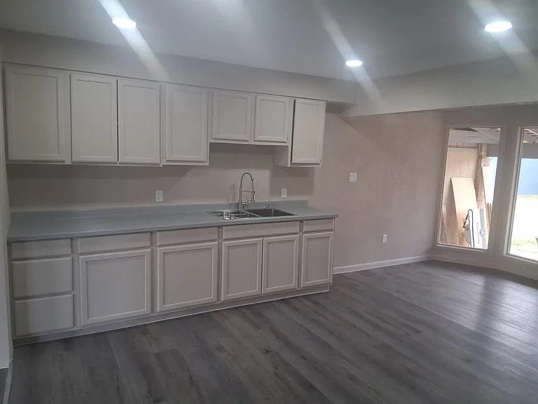 1402 Wood St — Photo 7
