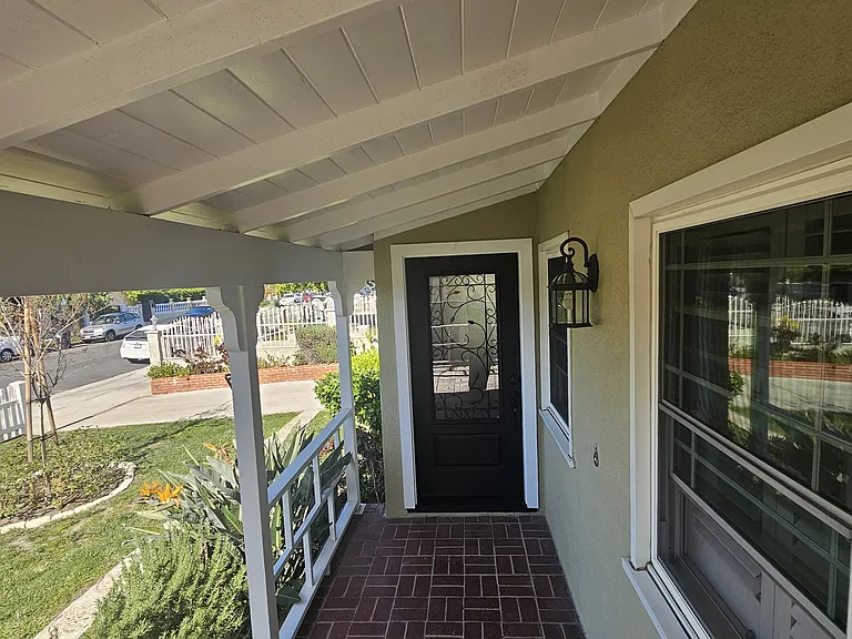 7820 Vantage Ave — Photo 2