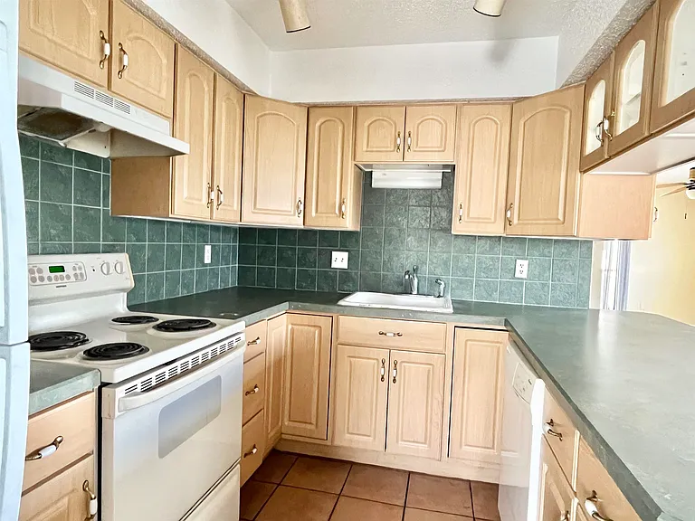 13 E St #B — Photo 11