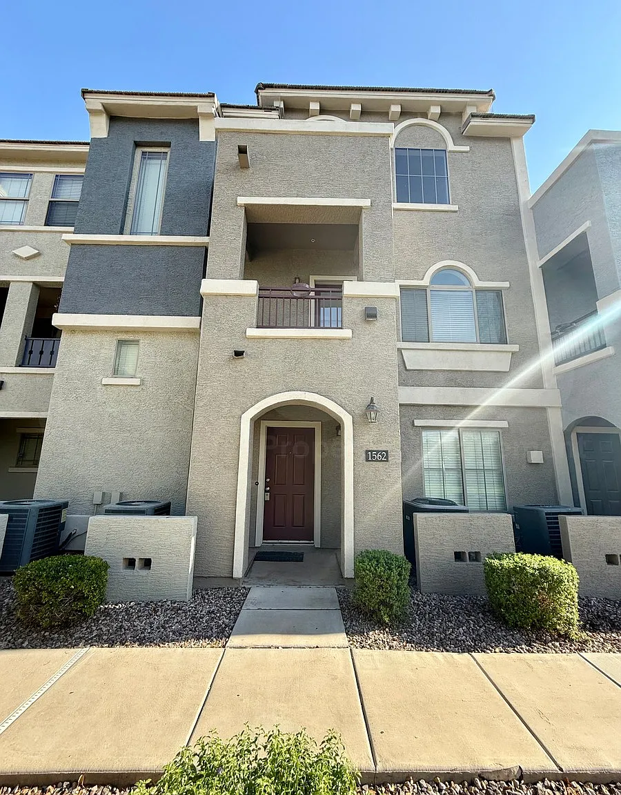 4 bed, 3.0 bath, 1675 sqft, $2,599 — Photo 2