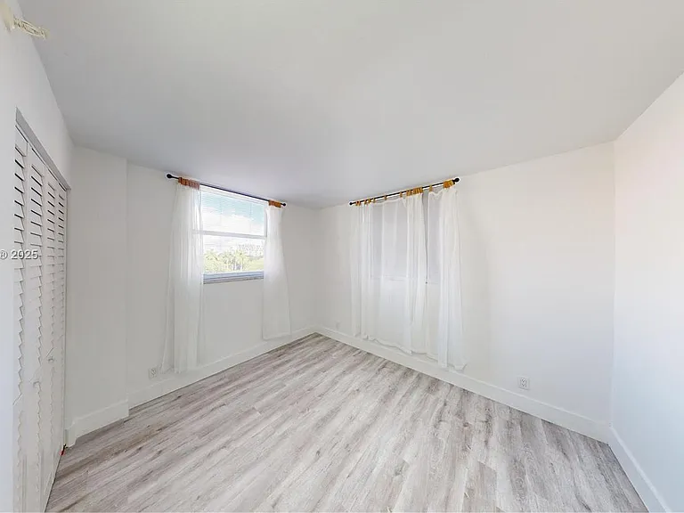 501 SW 1st St #7 — Photo 8