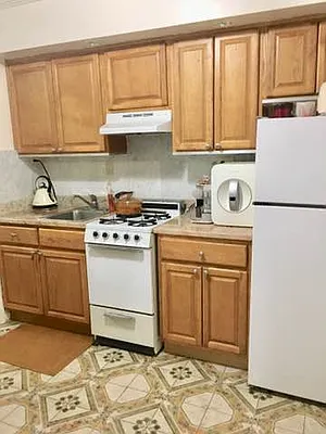 Rented by Halvatzis Realty | media 16