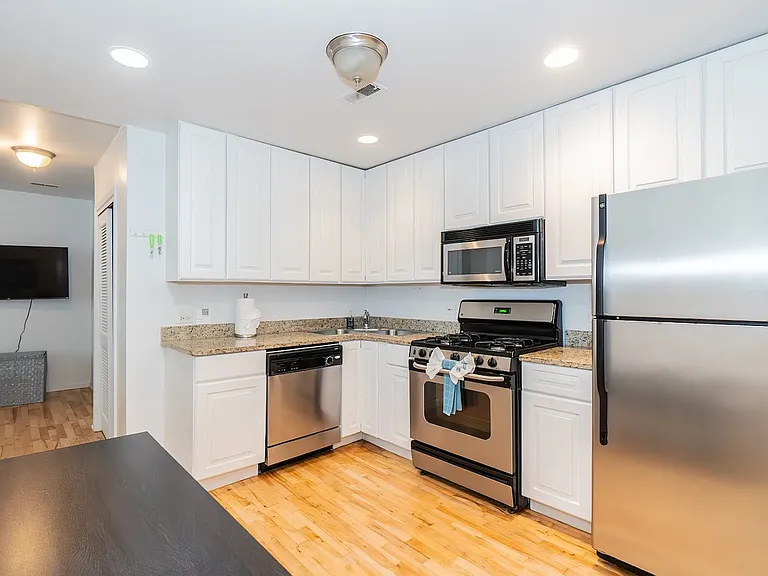2544 N Burling St #1R — Photo 3