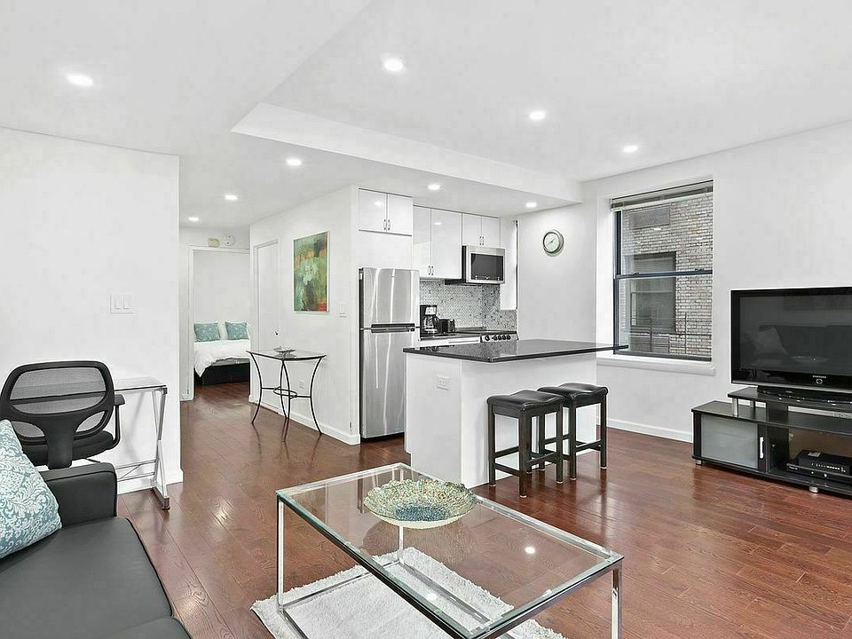 1st image of 150 W 51st St APT 1215