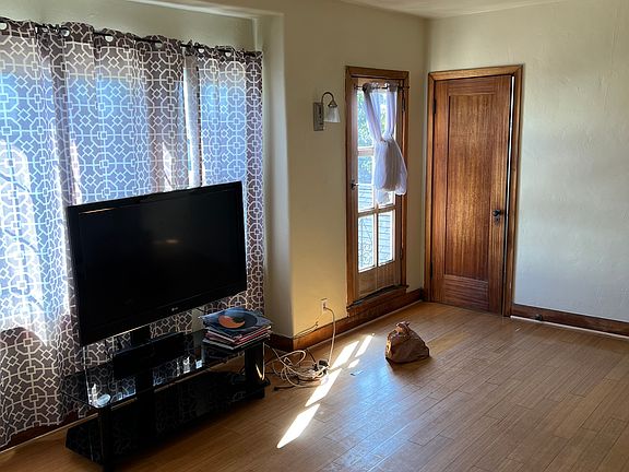 5th image of 3331 Montclair St
