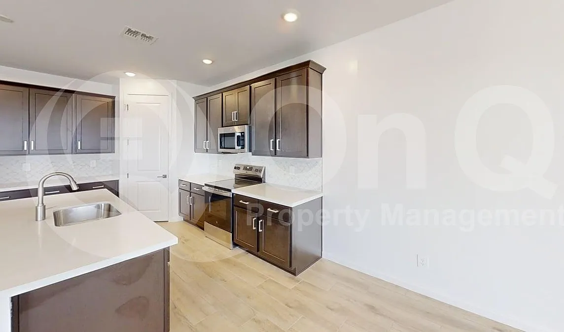 3 bed, 2.5 bath, 1949 sqft, $2,150 — Photo 3