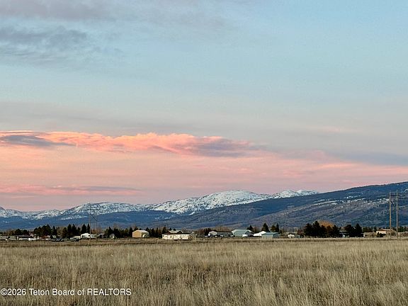 2nd image of 924 Peak View Estates Rd