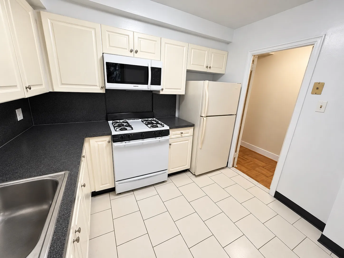 194th Ln, Fresh Meadows — Photo 3