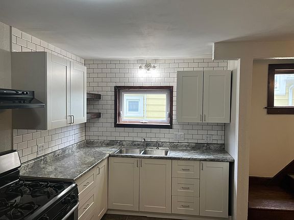 Newly updated Kitchen! Gas stove!