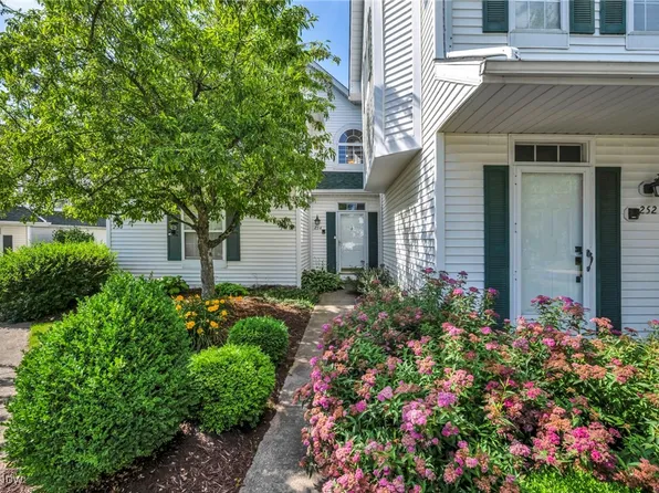 254 Vista Cir, North Olmsted, OH 44070