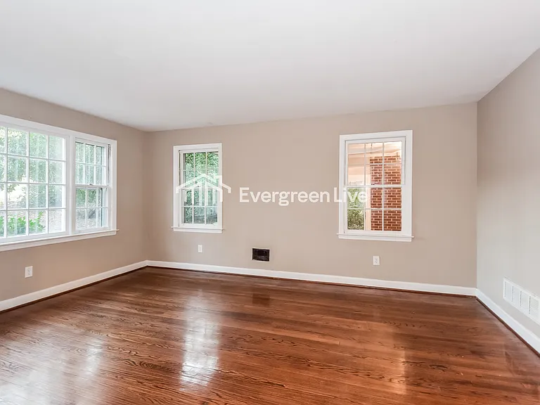 1501 Romain Dr — Photo 2