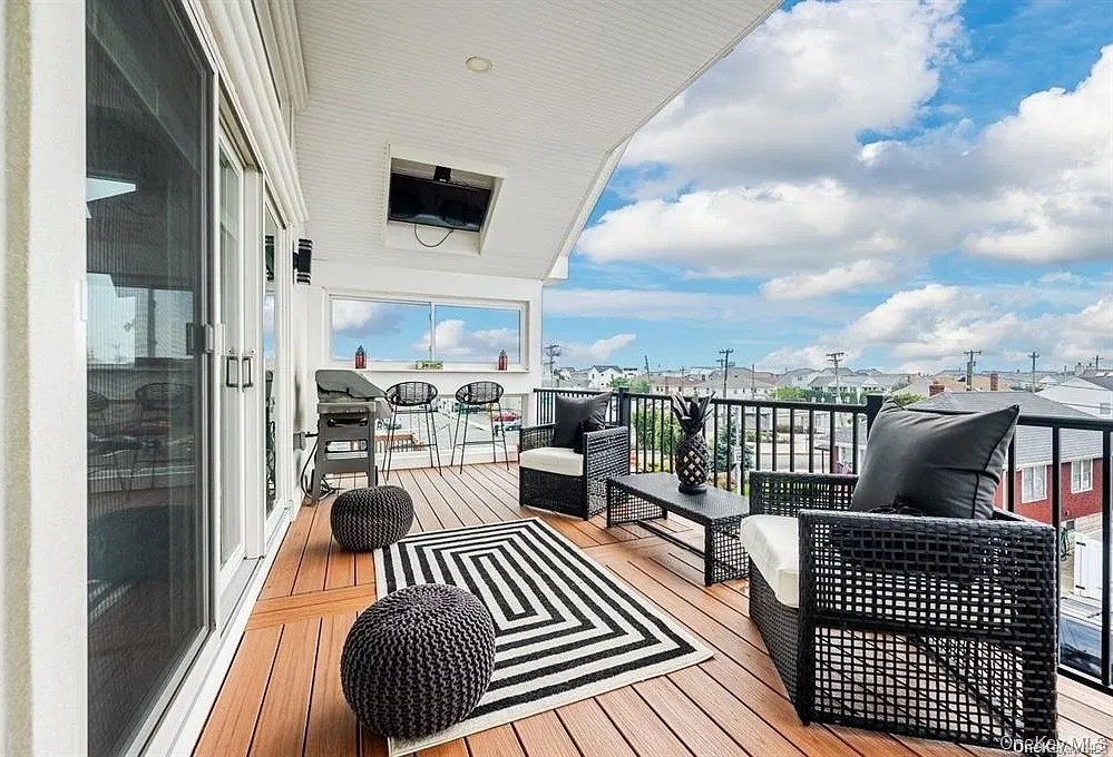 3 bed, 1.0 bath, 1000 sqft, $4,600 — Photo 2