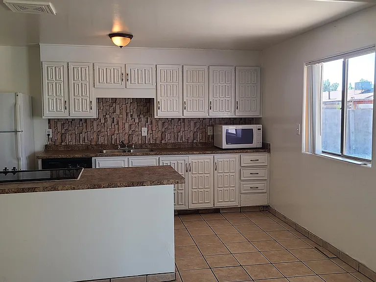 6111 W Cambridge Ave — Photo 2