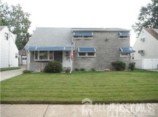 13 Laurel St, Carteret, NJ 07008