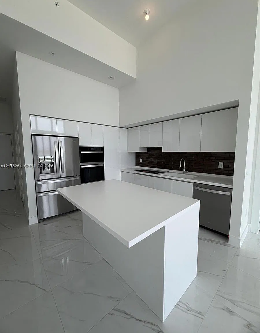 2 bed, 2.0 bath, 1068 sqft, $5,000 — Photo 2