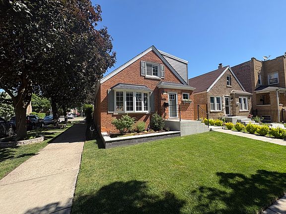 3rd image of 5058 W Wrightwood Ave