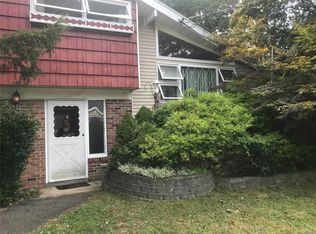 28 Ivy Hill Rd, Oakdale, NY 11769