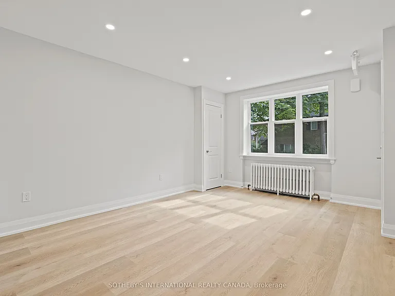 30 Strathgowan Ave #UPPER — Photo 13