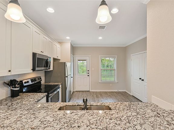 5th image of 301 Sw Pkwy #309