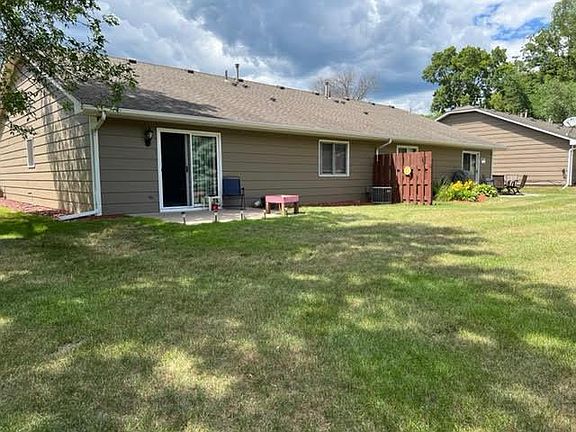 Nice private back yard with lots of green space.