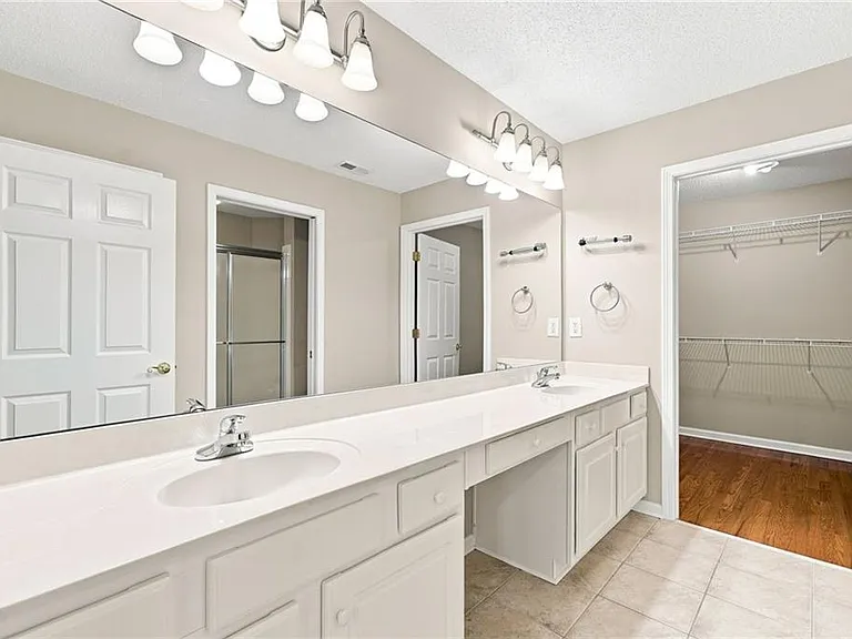 3204 Village Ln — Photo 27