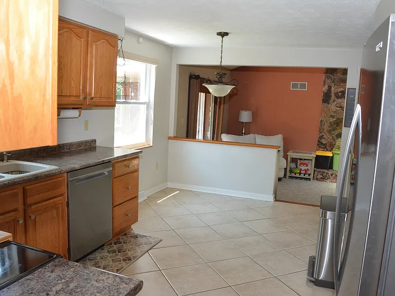 117 Huron Dr — Photo 2