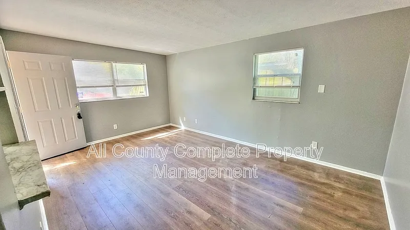 3 bed, 1.0 bath, 924 sqft, $1,195 — Photo 3