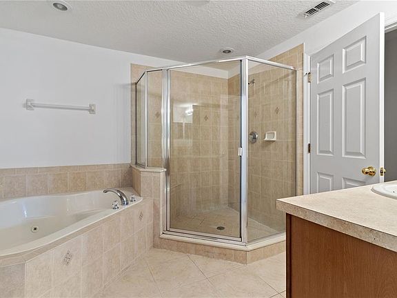 4th image of 483 Harbor Winds Ct